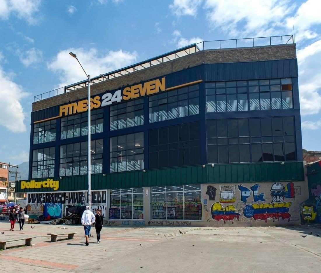 Retail and fitness center building in Bogotá, Colombia